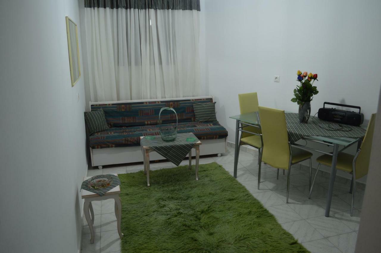 Apartment In The Center Of Aigio F 외부 사진
